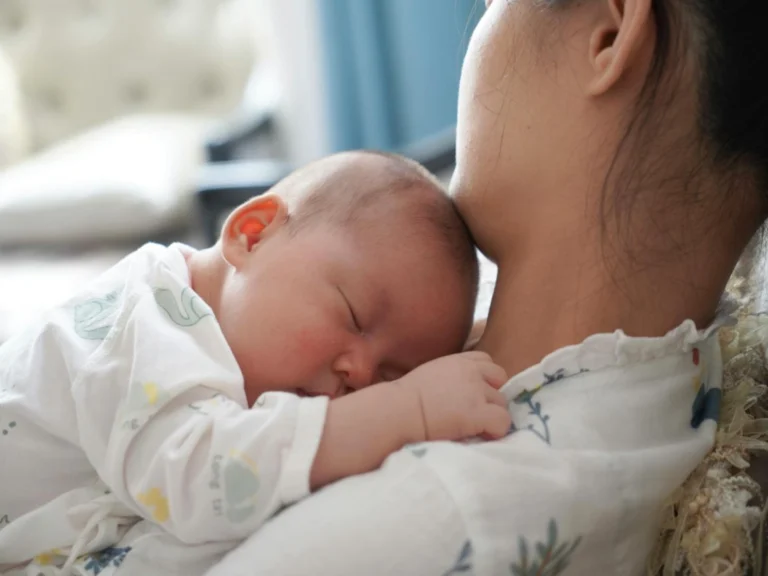 Who Should Put Baby to Bed? | Sleep Training Tips That Work